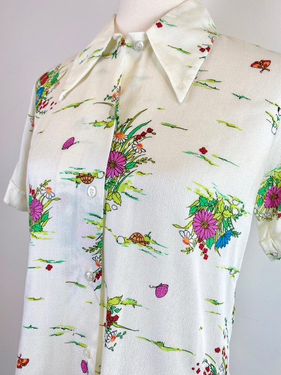 Vintage 1970s Colorful Floral Print White Button … - image 5