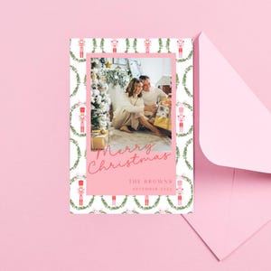 Rodzinna kartka świąteczna, Wydrukowana świąteczna kartka ze zdjęciami, Dziadek do orzechów, Boże Narodzenie, Szablon kartki świątecznej DIY, Preppy Christmas, Różowe i czerwone święta