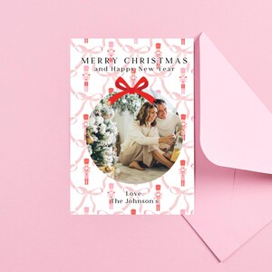 Cartão de Natal da família, cartão de foto de Natal para impressão, quebra-nozes de Natal, modelo de cartão de Natal faça você mesmo, laço de Natal, feriado rosa e vermelho