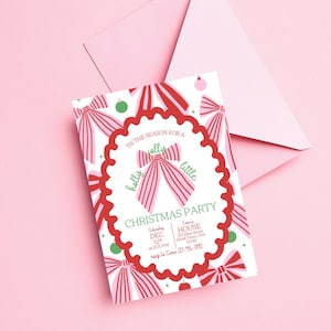 Könnte beinhalten: Eine Weihnachtsparty-Einladung mit einem rosa-weißen Schleifendesign. Die Einladung enthält den Text "Tis the season for a holly jolly little Christmas party". Die Einladung befindet sich auf einem rosa Hintergrund.