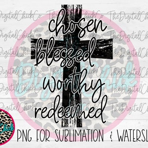 Op de afbeelding: Een zwart-wit kruis met de woorden "chosen", "blessed", "worthy" en "redeemed" erop. Het kruis staat op een witte achtergrond met een luipaardprint.
