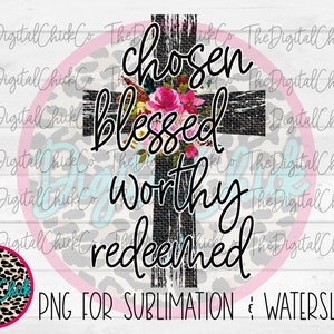 Op de afbeelding: Een zwart-wit kruis met een bloemenontwerp en de woorden "chosen", "blessed", "worthy" en "redeemed" in zwarte tekst. De achtergrond is een wit houtnerfpatroon met een roze-witte luipaardprintcirkel.