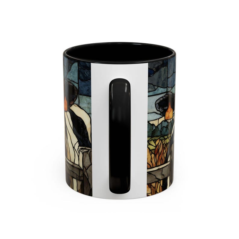 Puede incluir: Una taza de caf&eacute; de cer&aacute;mica con interior y asa negros. El exterior presenta una ilustraci&oacute;n estilo vidriera de una persona con sombrero. La obra de arte incluye tonos de azul, marr&oacute;n y blanco. La taza es de tama&ntilde;o est&aacute;ndar.