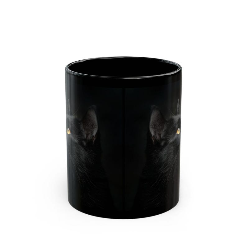 Pu&ograve; includere: Tazza da caff&egrave; nera con l'immagine di un gatto nero con gli occhi gialli. Sono visibili anche le orecchie del gatto. La tazza ha una finitura lucida ed &egrave; di dimensioni standard.