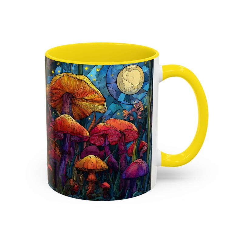 Peut inclure: Mug en c&eacute;ramique blanche avec int&eacute;rieur et anse jaunes. L'illustration color&eacute;e repr&eacute;sente des champignons dans une for&ecirc;t sous la pleine lune. Les champignons sont de diff&eacute;rentes nuances de rouge, orange et violet.