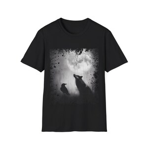 Pu&ograve; includere: T-shirt nero con grafica in scala di grigi di un lupo che ulula alla luna piena, con un corvo nelle vicinanze. Il design ha un bordo invecchiato, creando un'estetica gotica. La maglietta ha un girocollo.