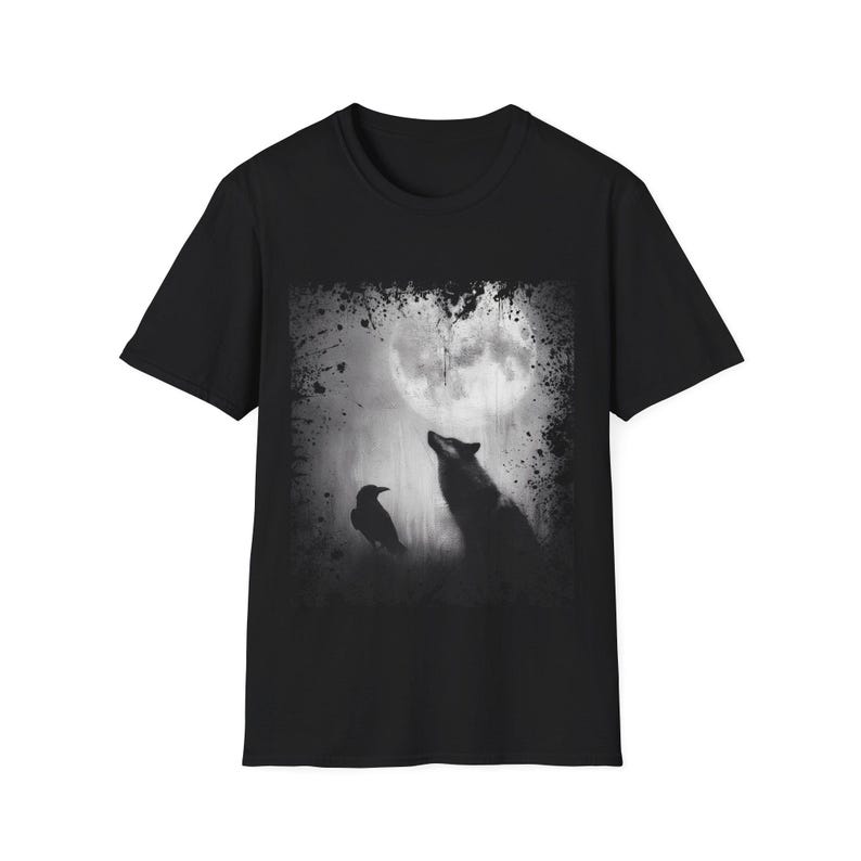 Pu&ograve; includere: T-shirt nero con grafica in scala di grigi di un lupo che ulula alla luna piena, con un corvo nelle vicinanze. Il design ha un bordo invecchiato, creando un'estetica gotica. La maglietta ha un girocollo.