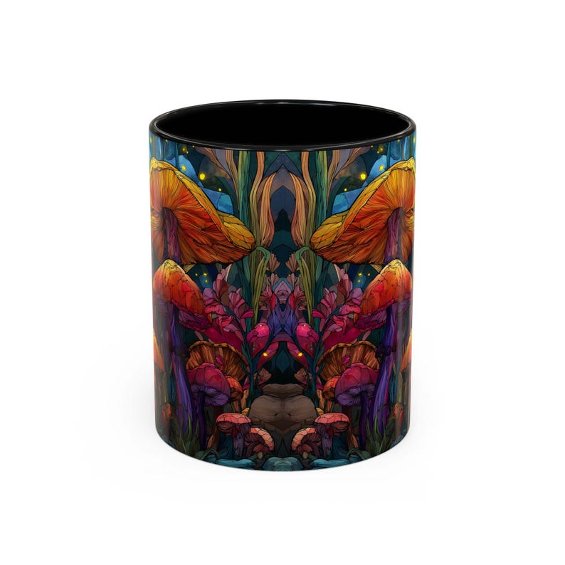 Peut inclure: Un mug en c&eacute;ramique noir et blanc avec une illustration sym&eacute;trique de champignons et de feuillages color&eacute;s. Le motif pr&eacute;sente des teintes orange, rouge, violet et vert, cr&eacute;ant une esth&eacute;tique fantaisiste et fantasmagorique. L'int&eacute;rieur du mug est noir.