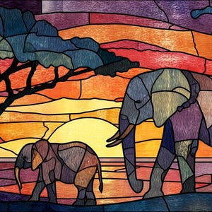 Puede incluir: Obra de arte en vidriera que representa una escena de atardecer africano con dos elefantes y &aacute;rboles. Los elefantes son de tonos morados, azules y marrones. El cielo transita del naranja al amarillo y al morado.