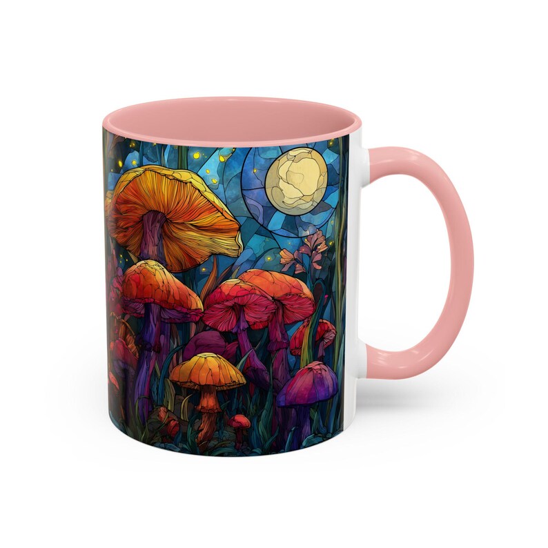Peut inclure: Mug en c&eacute;ramique blanche avec int&eacute;rieur et anse roses. L'illustration color&eacute;e repr&eacute;sente des champignons dans une for&ecirc;t, avec une pleine lune en arri&egrave;re-plan. Les champignons sont de diff&eacute;rentes couleurs, notamment orange, rouge et violet.