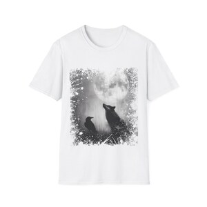 Pu&ograve; includere: T-shirt bianca con grafica in bianco e nero di un lupo che ulula alla luna, con un corvo in primo piano. Il design ha un aspetto invecchiato e vintage, perfetto per gli amanti della natura e della fauna selvatica.