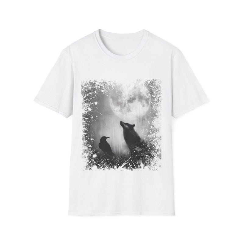 Pu&ograve; includere: T-shirt bianca con grafica in bianco e nero di un lupo che ulula alla luna, con un corvo in primo piano. Il design ha un aspetto invecchiato e vintage, perfetto per gli amanti della natura e della fauna selvatica.