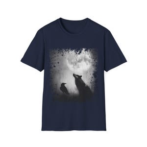 Pu&ograve; includere: T-shirt blu navy con grafica in bianco e nero di un lupo che ulula alla luna e un corvo. Il design ha un bordo invecchiato, che gli conferisce un aspetto vintage. La maglietta &egrave; realizzata in materiale morbido.
