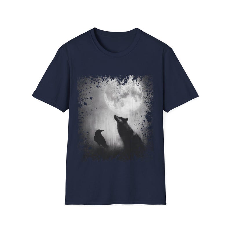 Pu&ograve; includere: T-shirt blu navy con grafica in bianco e nero di un lupo che ulula alla luna e un corvo. Il design ha un bordo invecchiato, che gli conferisce un aspetto vintage. La maglietta &egrave; realizzata in materiale morbido.