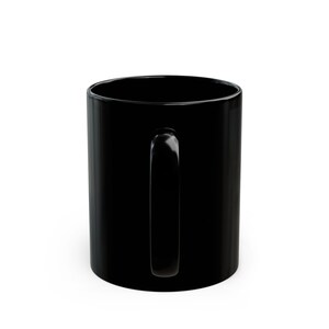 Pu&ograve; includere: Una tazza da caff&egrave; nera tinta unita con un manico curvo. La tazza &egrave; di forma cilindrica e sembra essere in ceramica o un materiale simile. Il manico &egrave; liscio e arrotondato.