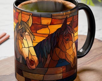 Taza de café con vitrales de caballos – Taza de café estilo western con atardecer – Arte de tres caballos en la cerca del rancho – Regalo rústico de granja para amantes de los caballos