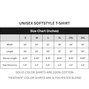 Pu&ograve; includere: Tabella delle taglie per una t-shirt unisex Softstyle, con misure in pollici. La tabella include le taglie dalla S alla 3XL, con dettagli su larghezza, lunghezza, lunghezza manica e tolleranza taglia. Le magliette a tinta unita sono 100% cotone.