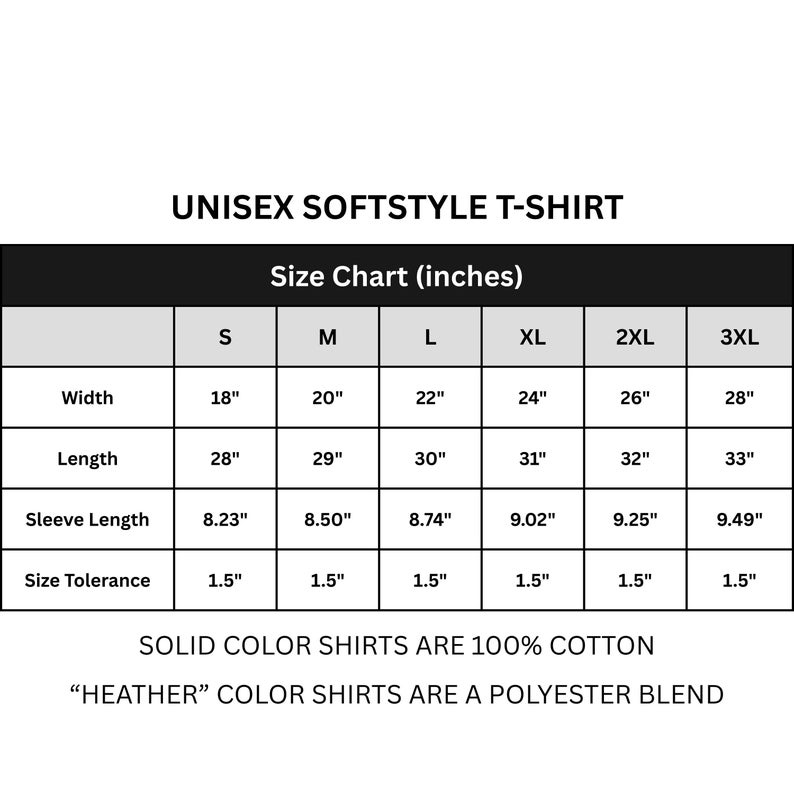 Pu&ograve; includere: Tabella delle taglie per una t-shirt unisex Softstyle, con misure in pollici. La tabella include le taglie dalla S alla 3XL, con dettagli su larghezza, lunghezza, lunghezza manica e tolleranza taglia. Le magliette a tinta unita sono 100% cotone.