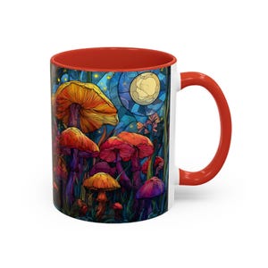 Peut inclure: Mug en c&eacute;ramique blanche avec int&eacute;rieur et anse rouges. L'illustration color&eacute;e repr&eacute;sente des champignons dans un cadre forestier avec une pleine lune. Les champignons sont de couleurs vari&eacute;es, dont orange, rouge et violet.