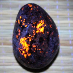 Yooperlite Rock exact stone in the pictures 1 of a kind Stone Unique Emberlite Gemstone Fluorescent Sodalite Syenite from Lake Superior A6