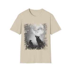 Pu&ograve; includere: T-shirt beige con grafica in bianco e nero di un lupo che ulula alla luna, con un corvo in primo piano. Il design ha un'estetica vintage e usurata. La maglietta &egrave; realizzata in un tessuto morbido e dai toni neutri.