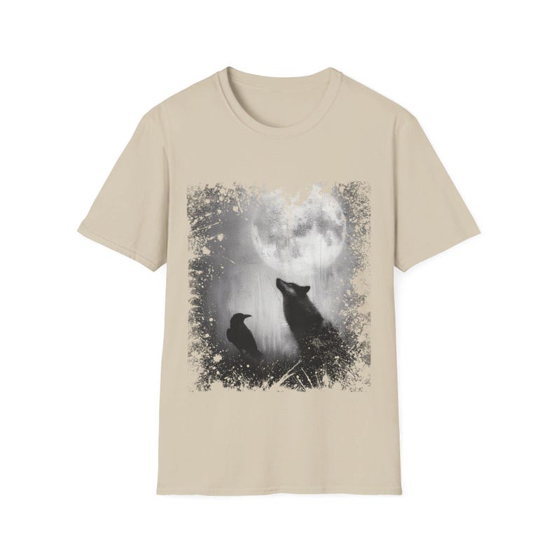 Pu&ograve; includere: T-shirt beige con grafica in bianco e nero di un lupo che ulula alla luna, con un corvo in primo piano. Il design ha un'estetica vintage e usurata. La maglietta &egrave; realizzata in un tessuto morbido e dai toni neutri.