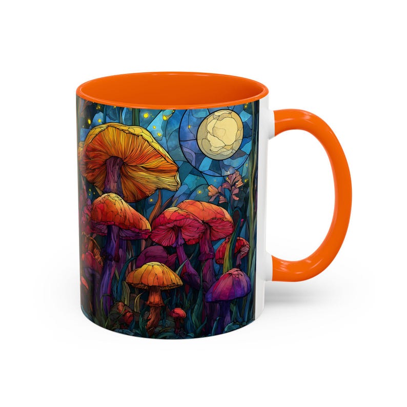Peut inclure: Mug en c&eacute;ramique blanche avec int&eacute;rieur et anse orange. L'illustration color&eacute;e repr&eacute;sente des champignons dans une for&ecirc;t sous la pleine lune. Les champignons sont de diff&eacute;rentes couleurs, notamment orange, rouge et violet.