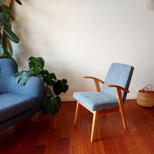 Lichtblauwe stoel, jouw ruimte, denimblauw, modernistisch, houten, gebogen armleuningen, comfortabele rugleuning, sheshed, teakbeits, natuurlijk hout, rokerig blauw