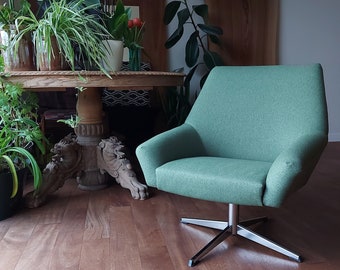 Chaise pivotante verdâtre noble, CHAISE CLUB, ambiance, authentique vintage, pied chromé, moderne du milieu du siècle, chaise tournante, paisible, nostalgique,
