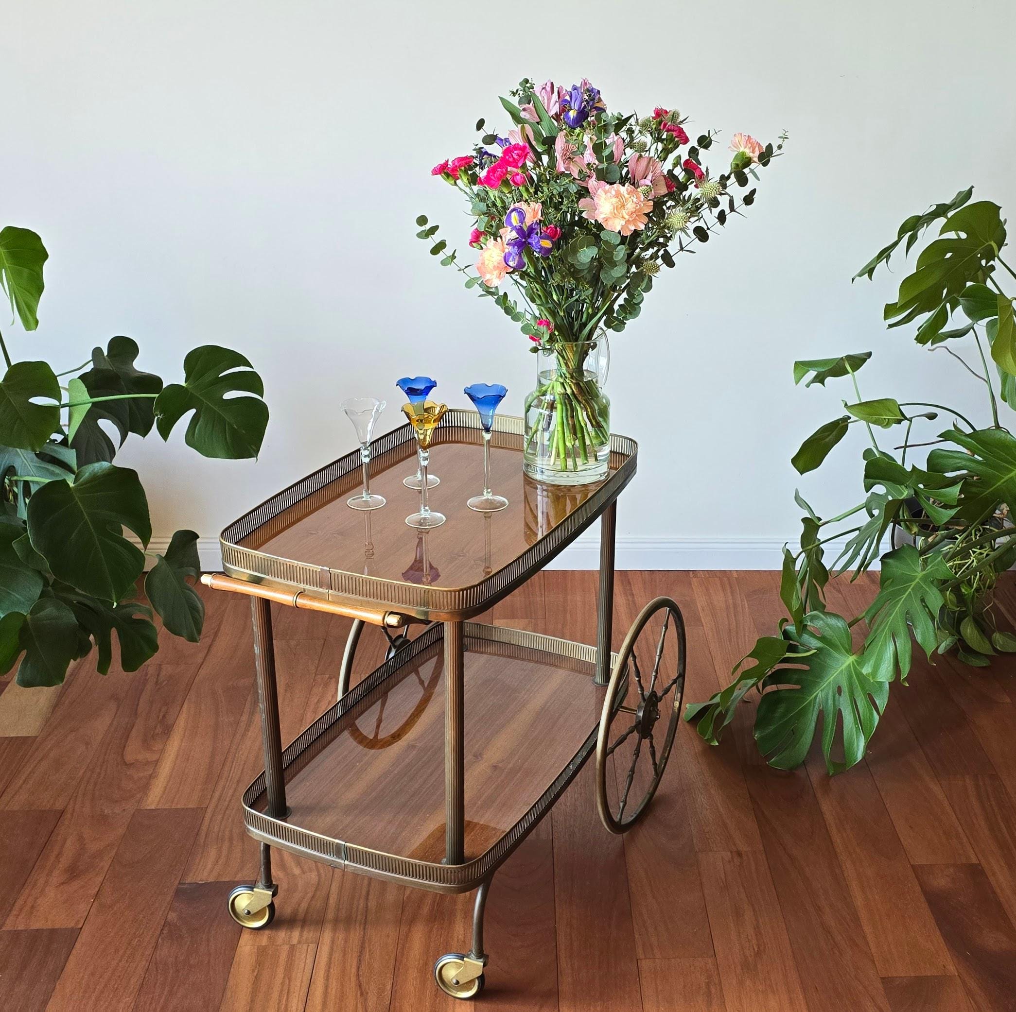 イタリアヴィンテージ - 真鍮とガラス天板のミッドセンチュリー サービングカート イタリアヴィンテージ - 真鍮とガラス天板のミッドセンチュリー