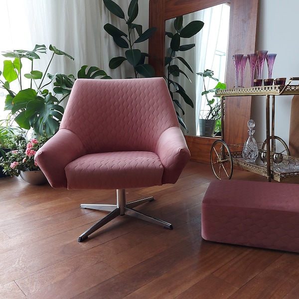 Personnalisez-le ! pivotant et pouf-Hollywood Regency, Mid-Century, rose, blush, fauteuil club, vintage chic, velours matelassé, look rétro, chrome