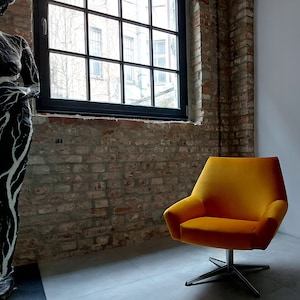 Snurrfåtölj i 50-talets stil, senapsgult loungestil, modern accentfåtölj i 50-talets stil för studioloft, restaurerad retro klubbfåtölj, vintage
