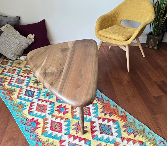 Niedriger Beistelltisch 120x70, TRIPOD, Mid-Century Couchtisch, Nierenförmig, spitz zulaufende Beine, die 60er Jahre