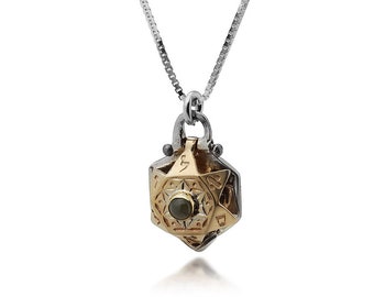 Pode incluir: Um colar de corrente de prata com um pingente de ouro e prata que apresenta uma estrela de seis pontas com uma gema verde escura no centro.