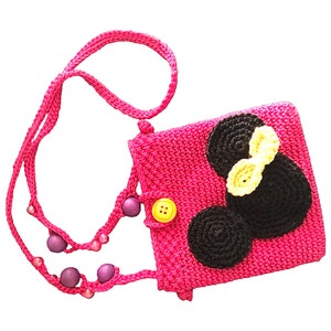 Op de afbeelding: Een roze gehaakte schoudertas met een zwart en geel gehaakt Mickey Mouse-ontwerp en een gele knoop.