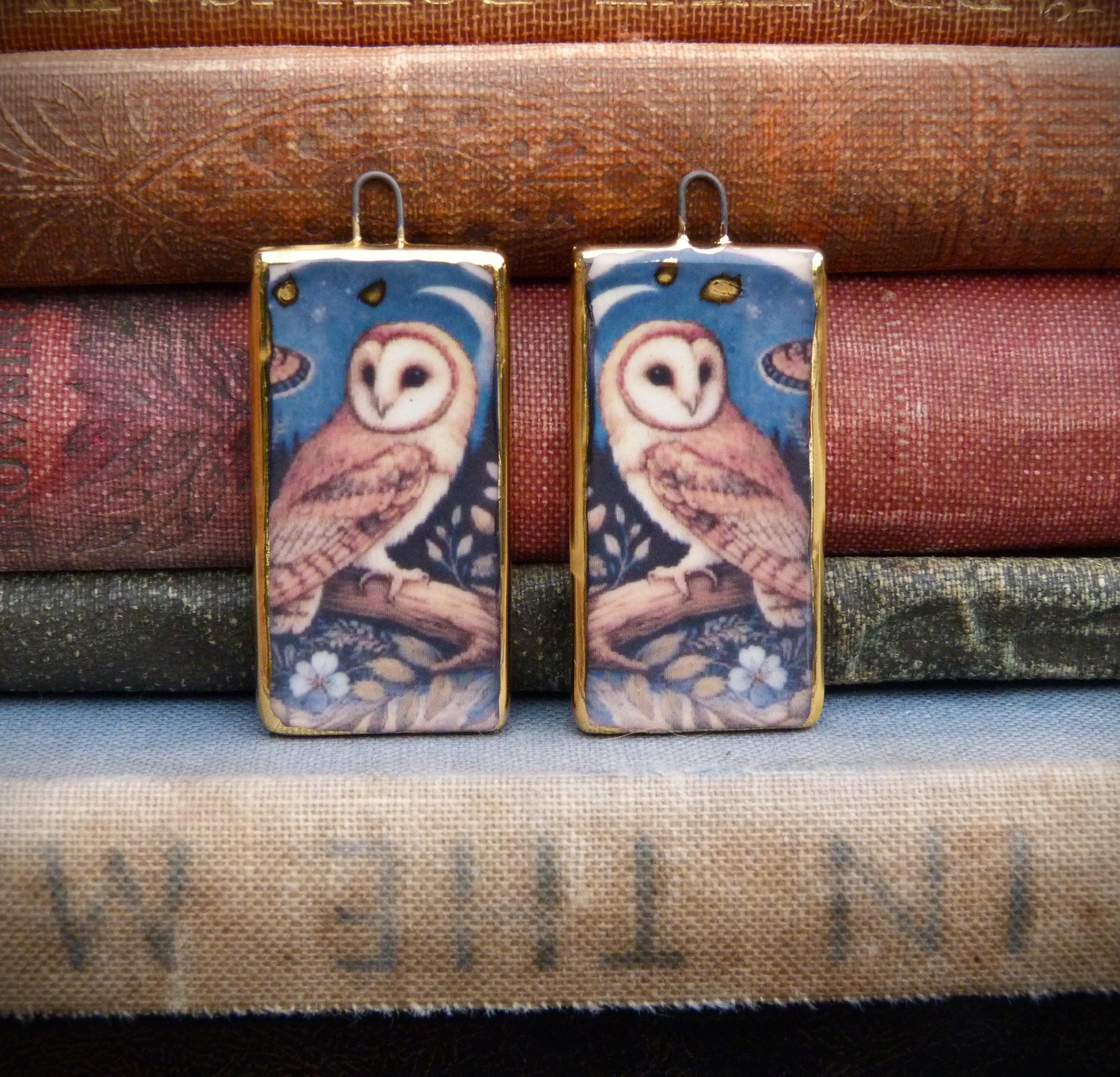 Handmade ceramic charms: illustration of an owl sat on a log with a 24kt gold lustre edge