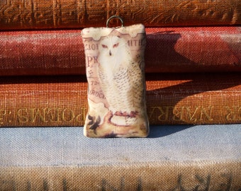 Handmade ceramic pendant: illustration of a vintage snowy owl.