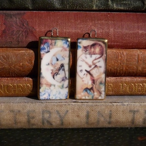 Handgjorda Alice i Underlandet keramiska berlocker 'Den galna hattmakaren med en nyckfull månillustration' John Tenniel, med en 24k guldglanskant