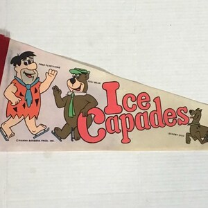 Vintage Hannah Barbera pamiątkowe proporczyki, Ice Capades, Fred Flintstone, Yogi Bear, Scooby-Doo, vintage postacie z kreskówek