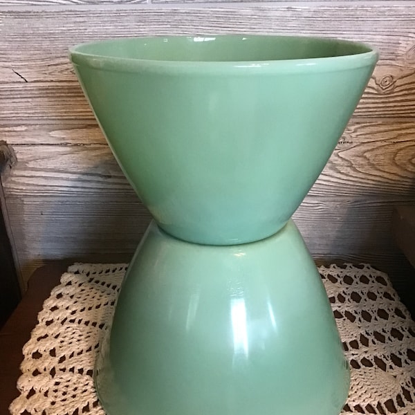 Vintage Fire king Splash Proof Bowls, Jadeite nesting bowls,Mixing bowls,set of 2 Green Anchor Hocking bowls