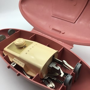 Vintage Singer Knopflochierer und Aufsätze, Dusty Rose Plastik Etui,#w642n,Nähmaschinenaufsatz,Schneider,Nähmaschine