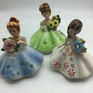 Vintage Josef Original Mädchen Figur. 3er-Set, 1960er Jahre Geburtstagskinder, Dezember August und April Geburtstagskind, Giftcraft, Mädchenfiguren