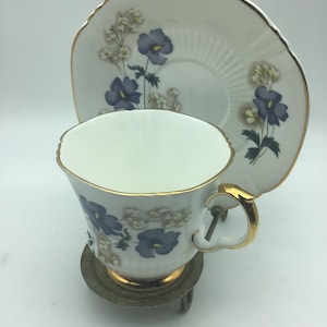 Taza de té y platillo vintage Royal Adderley, violetas púrpuras, cerámica Ridgeway, porcelana inglesa, porcelana fina deshuesada, fiesta del té, flores púrpuras y blancas