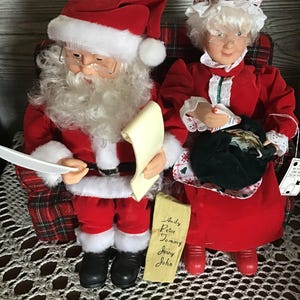 Vintage Animated Santa and Mrs Claus Sitting on Couch,santa