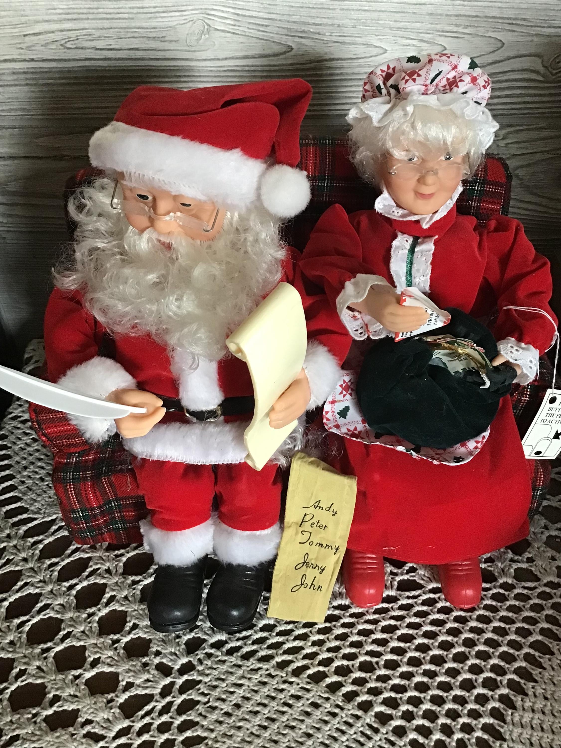 Vintage Animated Santa and Mrs Claus Sitting on Couch,santa