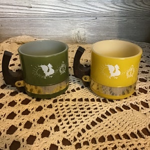 Vintage Siesta Ware zelfvoldane koffiemokken, boerderijscène Melkglazen mokken met houten handvatten