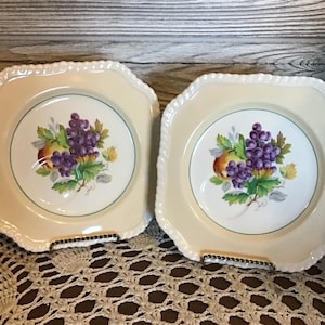 Platos antiguos Johnson Bros Old English, juego de 2. Motivo de frutas con bordes de colores y borde de cuerda. Motivo de frutas, raro, con sangría para taza.