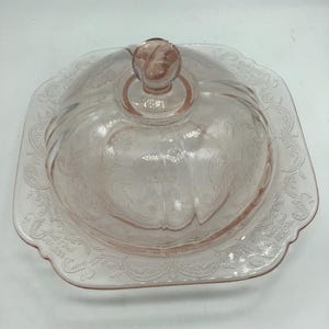 Mantequera vintage de vidrio rosa estilo Depresión, patrón Indiana, plato cubierto redondo con corte de diamante, vidrio rosa, patrón Madrid