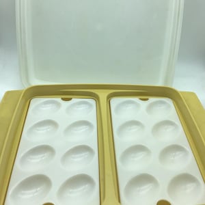 Vintage Tupperware Deviled Egg Carrier, Ernte Gold Tupperware, Eierbehälter, Campingzubehör, Kunststoffbehälter, Kitsch der 1970er Jahre