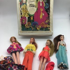 Vintage 1970’s Topper Dawn Dolls & Case, 4 dolls, blonde and brunettes,made in Hong Kong, Barbie style dolls, movable parts